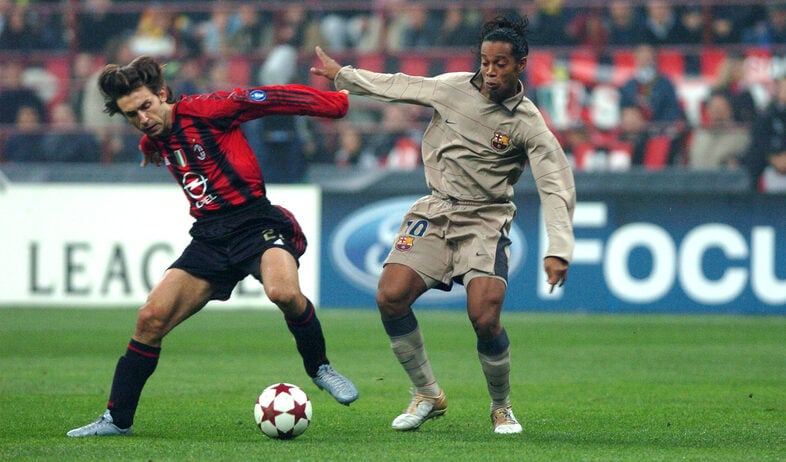 ronaldinho-vs-pirlo-e1645110160690.jpg